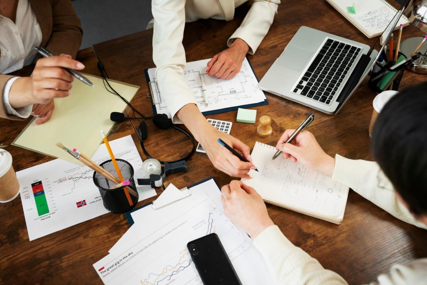 marivonlexira Team bei der Entwicklung innovativer Finanzanalyse-Methoden